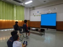 ゲームで隣同士対戦する子どもたちの写真